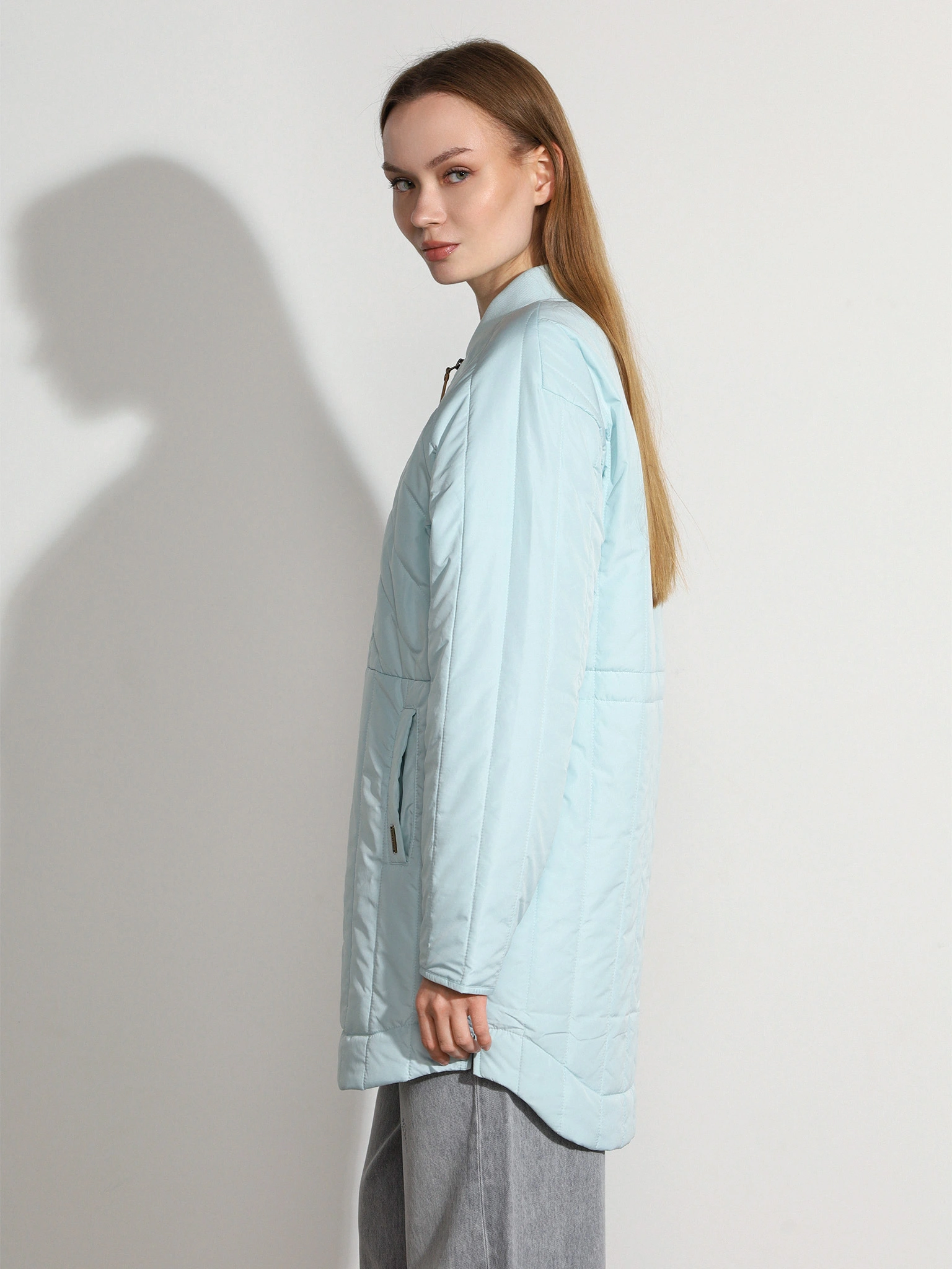 Пальто голубого цвета прямого кроя